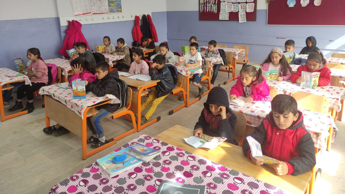 İlimiz geneli uygulanan ''Kitap Diyarbakır Projesi'' kapsamında okulumuzda kitap okuma etkinliklerimiz devam etmektedir.Güzel etkinliğimizden kareler.